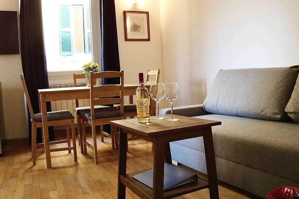 Elegant Trilussa Apartment Rome Italy
